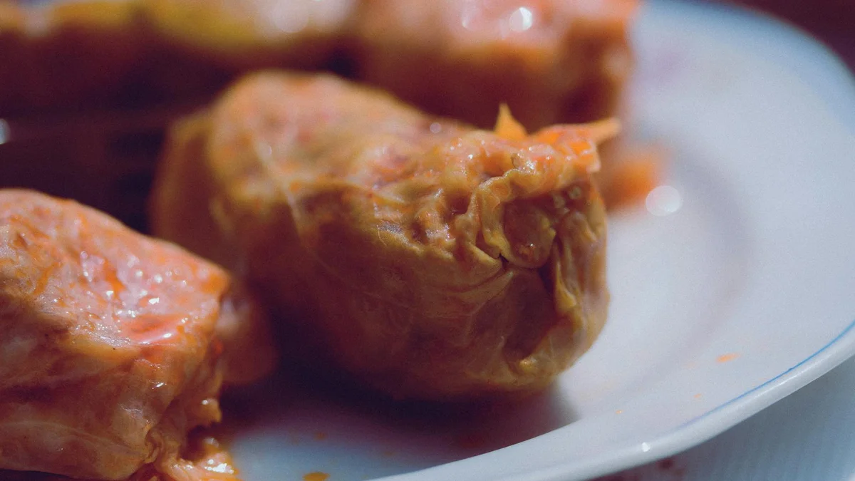 Sarmale rumanos: rollitos de col rellenos de carne con polenta mamaliga y nata agria